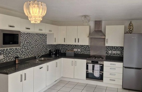 Peterborough Casa | 4-Bed Charming Pet-Friendly House w/ Garden