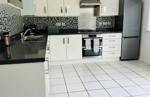 Peterborough Casa | 4-Bed Charming Pet-Friendly House w/ Garden