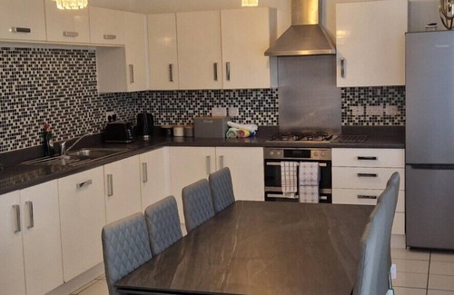Peterborough Casa | 4-Bed Charming Pet-Friendly House w/ Garden