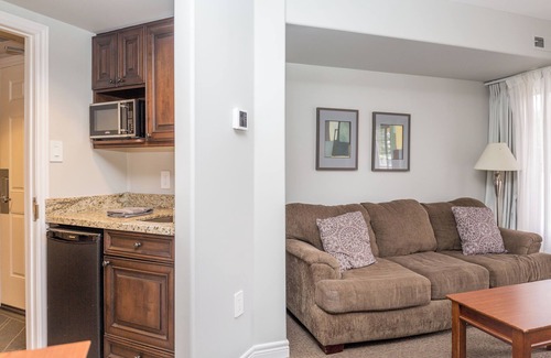 Oro-Medonte Condominio | 4-Bed Country Club Haven with Pool, BBQs, and More