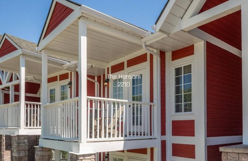 Oro-Medonte Condominio | 4-Bed Country Club Haven with Pool, BBQs, and More