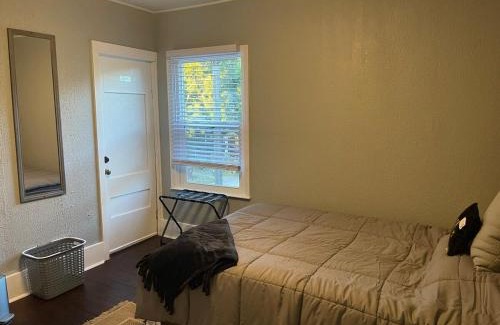 Lansing Casa | 4 Bed Cozy Home closely located near downtown