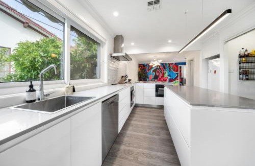Curtin Casa | 4-Bed Family Home with Spacious Backyard and BBQ