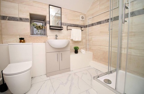 Castle Apartamento | 4 Bed Flat - Sleeps 4 - Parking - Wifi