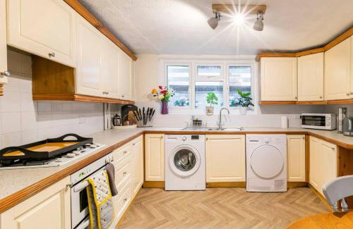 Folkestone Casa | 4 bed home 3 mins from harbour + sandy beach