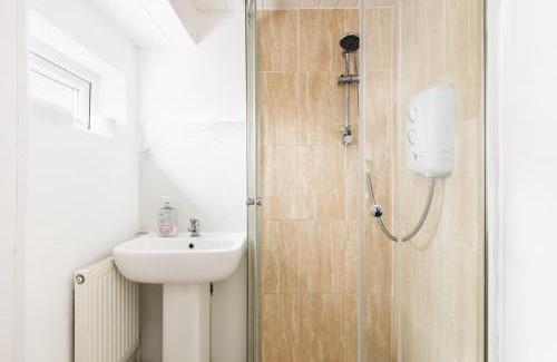 Wyken Casa | 4-Bed Home for Contractors - Parking - Walk to Hospital