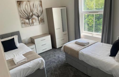 Portswood Apartamento | 4 Bed house, 2 bath with large garden and free parking - Sleeps 8
