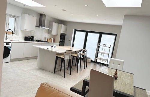 Becontree Casa | 4 Bed House-Garden-Parking-15 min Elizabeth Line