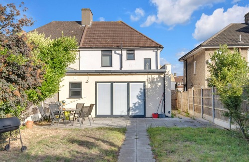 Becontree Casa | 4 Bed House-Garden-Parking-15 min Elizabeth Line
