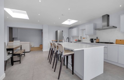 Goodmayes Casa | 4 Bed House-garden-parking-15 min Elizabeth Line