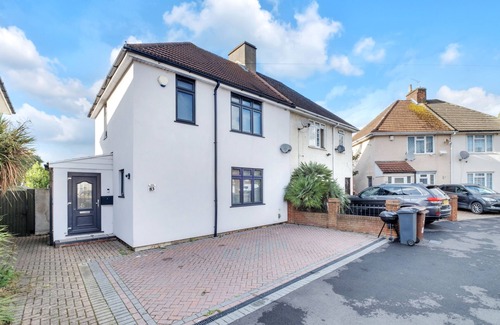 Goodmayes Casa | 4 Bed House-garden-parking-15 min Elizabeth Line