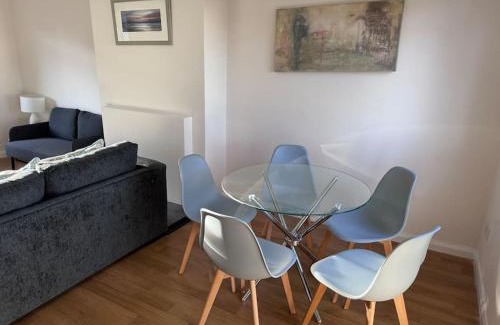 Glenrothes Casa | 4 Bed House, Glenrothes sleeps 5