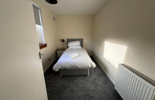 Glenrothes Casa | 4 Bed House, Glenrothes sleeps 5