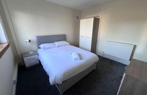 Glenrothes Casa | 4 Bed House, Glenrothes sleeps 5