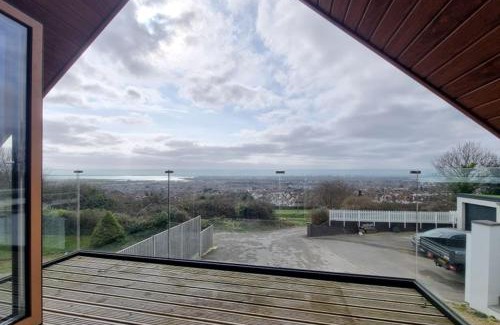 Portsmouth Casa | 4 Bed House - Hill top views - 3 car driveway