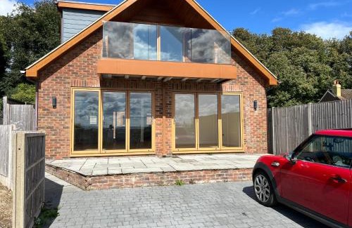 Portsmouth Casa | 4 Bed House - Hill top views - 3 car driveway