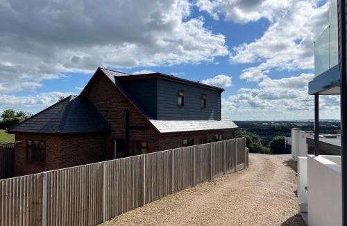 Portsmouth Casa | 4 Bed House - Hill top views - 3 car driveway