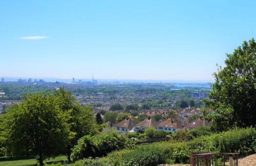 Portsmouth Casa | 4 Bed House - Hill top views - 3 car driveway