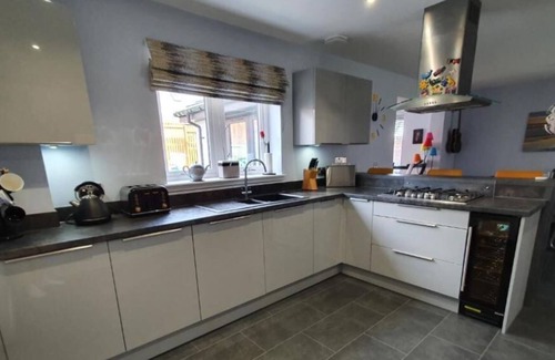 Elgin Casa | 4-Bed House in Elgin, optional fee for hot tub