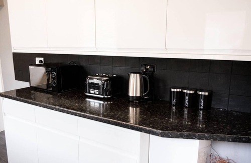 Burslem Casa | 4 Bed House, Sleeps 9, Free Parking