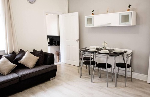 Burslem Casa | 4 Bed House, Sleeps 9, Free Parking