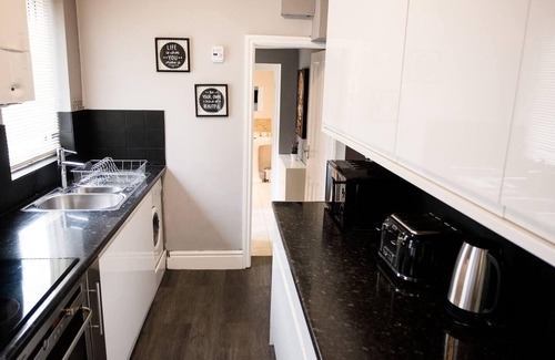 Burslem Casa | 4 Bed House, Sleeps 9, Free Parking
