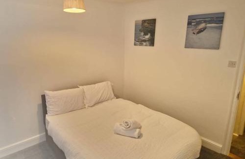 Gillingham Casa | 4 Bed House - Sleeps 8 - Parking - Wifi