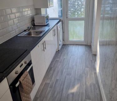 Gillingham Casa | 4 Bed House - Sleeps 8 - Parking - Wifi