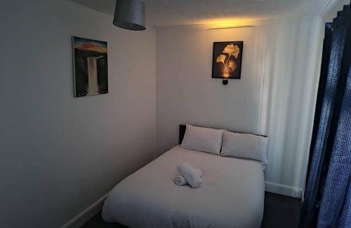 Gillingham Casa | 4 Bed House - Sleeps 8 - Parking - Wifi