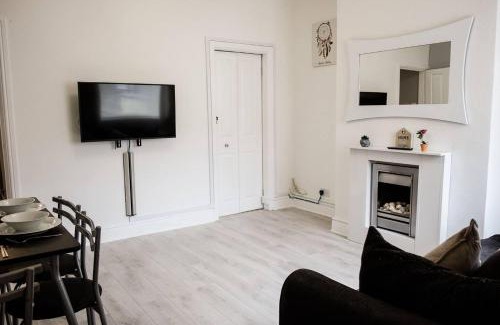 Burslem Casa | 4 Bed House Sleeps 9 Free Parking