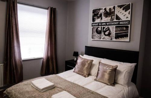 Burslem Casa | 4 Bed House Sleeps 9 Free Parking