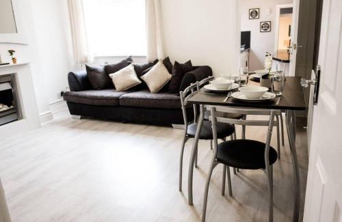 Burslem Casa | 4 Bed House Sleeps 9 Free Parking