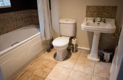 Burslem Casa | 4 Bed House Sleeps 9 Free Parking