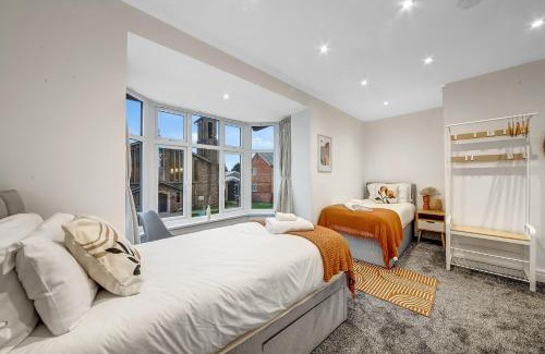 Cowley Casa | 4 Bed House - Sleeps 9 - Garden - Parking - Wifi