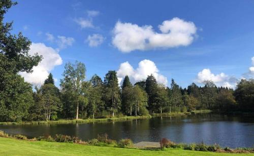 Beattock Casa | 4 Bed House - Sleeps 9 - HotTub - Parking