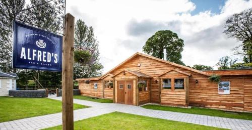 Beattock Casa | 4 Bed House - Sleeps 9 - HotTub - Parking