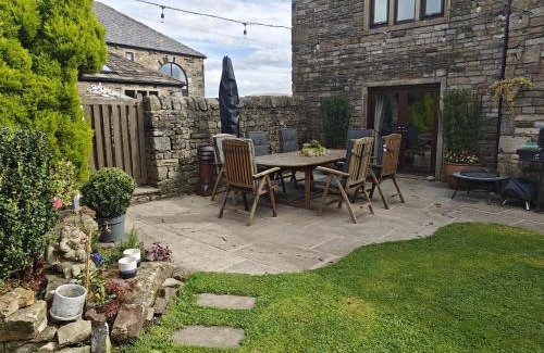 Rochdale Casa | 4 Bed in Whitworth oc-b33110