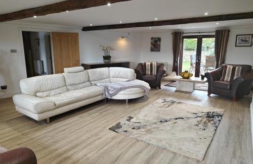 Rochdale Casa | 4 Bed in Whitworth oc-b33110