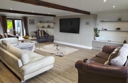 Rochdale Casa | 4 Bed in Whitworth oc-b33110