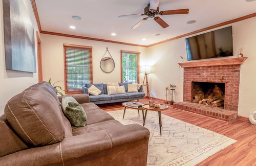 Cary Casa | Large Group,King Bed,4Tvs,office ,Grill,Crib,Kids Essentials,Sleep Noise Machine