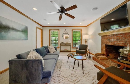 Cary Casa | Large Group,King Bed,4Tvs,office ,Grill,Crib,Kids Essentials,Sleep Noise Machine