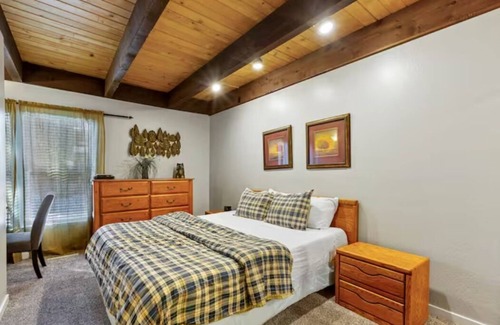 South Lake Tahoe Casa | 4 Bed - Lake View - Pool, Hot Tub, Beach, Ski Bus, Downtown South Lake Tahoe!