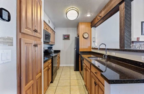 South Lake Tahoe Casa | 4 Bed - Lake View - Pool, Hot Tub, Beach, Ski Bus, Downtown South Lake Tahoe!