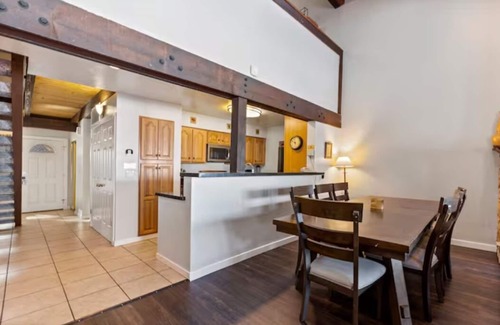 South Lake Tahoe Casa | 4 Bed - Lake View - Pool, Hot Tub, Beach, Ski Bus, Downtown South Lake Tahoe!