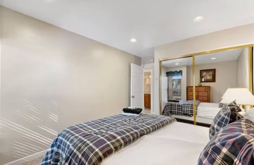 South Lake Tahoe Casa | 4 Bed - Lake View - Pool, Hot Tub, Beach, Ski Bus, Downtown South Lake Tahoe!