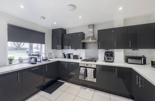 Ashford Casa | * 4 BED LUXURY HOUSE * GARDEN + PARKING + WiFi
