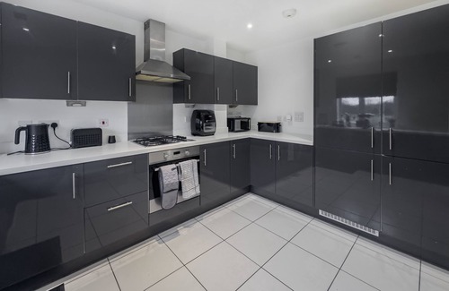 Ashford Casa | * 4 BED LUXURY HOUSE * GARDEN + PARKING + WiFi