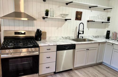 Royal Manor Casa | 4 Bed Ranch-Fire Pit-Pet & Kid Friendly-King Bed