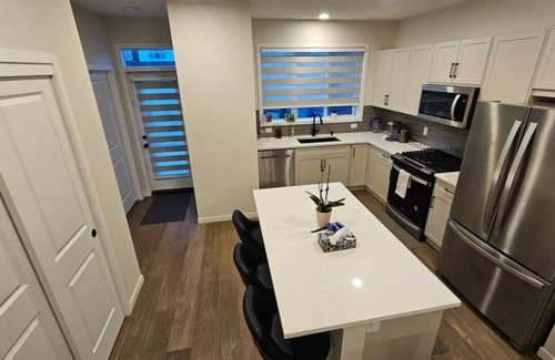 Chestermere Casa | 4 Bed room 3 Bathrooms home to stay in Chestermere, Alberta, Canada