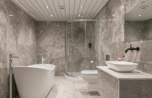 Kelty Casa | 4 Bed-Sleeps 8- Free Parking-Pets-Hot Tub